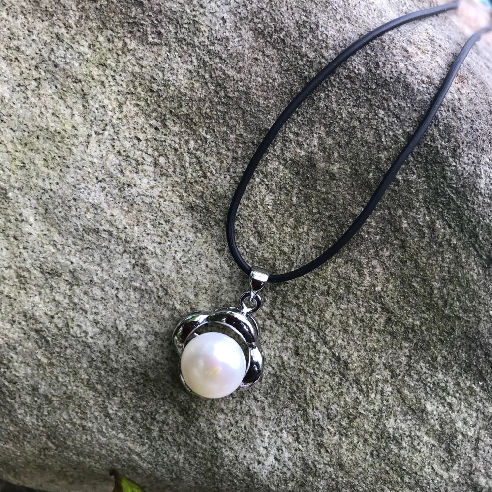 Single Freshwater Pearl & Leather Choker Necklace